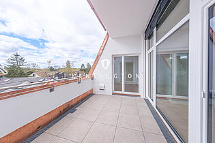 sonniger Balkon mit Bergblick