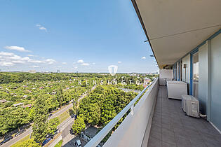 Balkon mit Blick in die Stadt