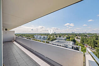 Balkon mit Blick auf die Alpen